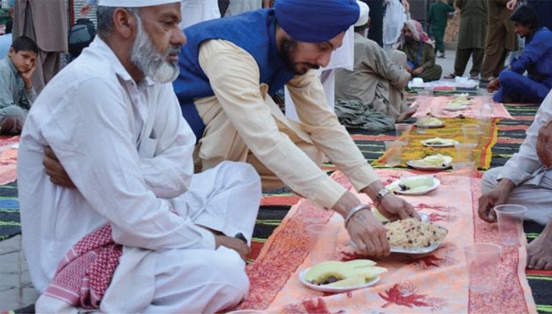 iftari dastarkhwan by sikh community in peshawar