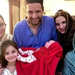 shahid afridi with daughters